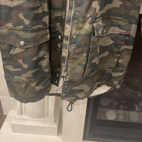 Volcom Camo jacket lined with terry inner liner.3/4 length. Size L. Never worn. - Picture 2 of 9